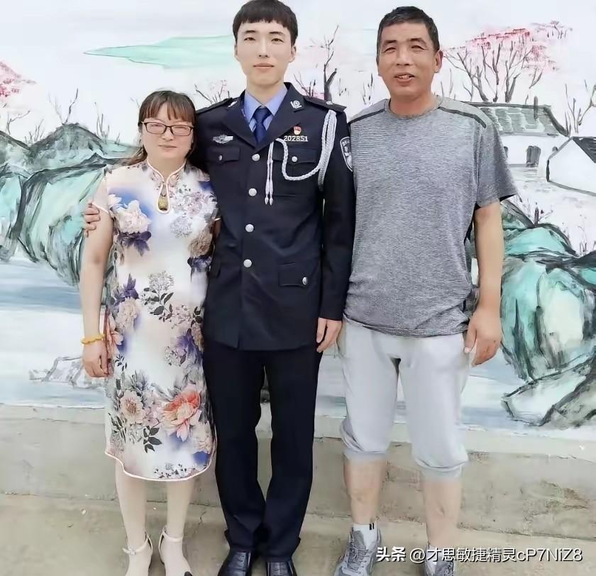 母亲商场偶遇酷似牺牲儿子的身影，一扑藏尽半生思念
 
江苏一女子，儿子因公牺牲，