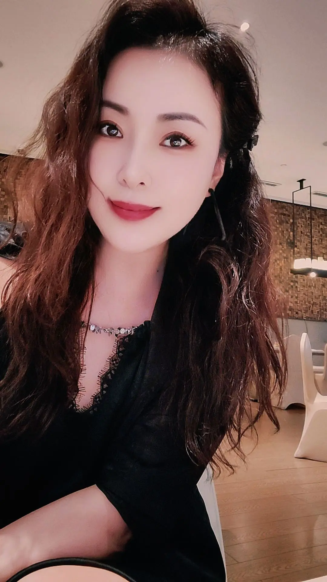一不小心熬到了阿姨的年纪，突然还挺怀念姐姐这个称呼，岁月终究是没有偏袒谁。