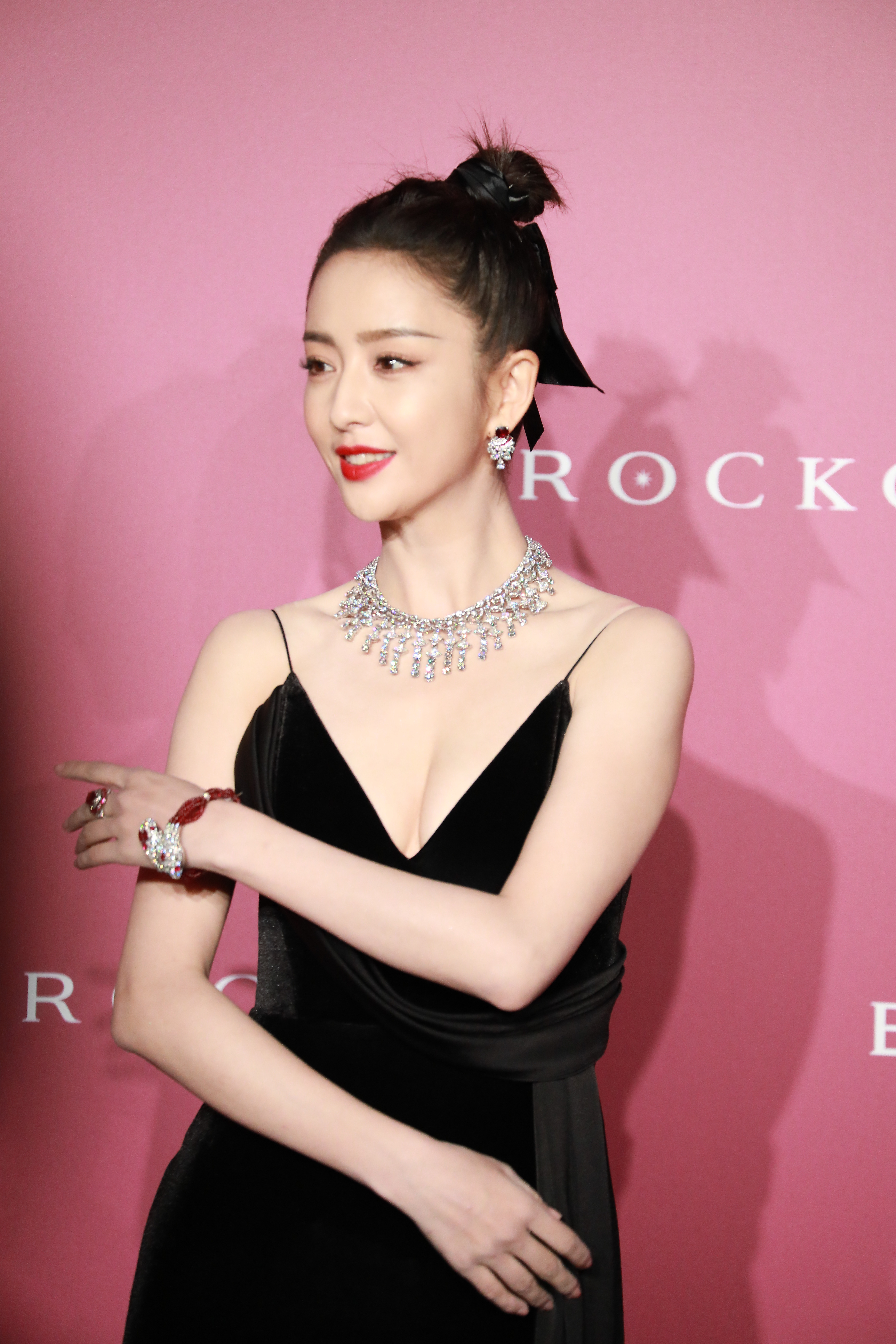 佟丽娅❤️ | 深v吊带裙👗宝格丽活动生图[哇] ​​​