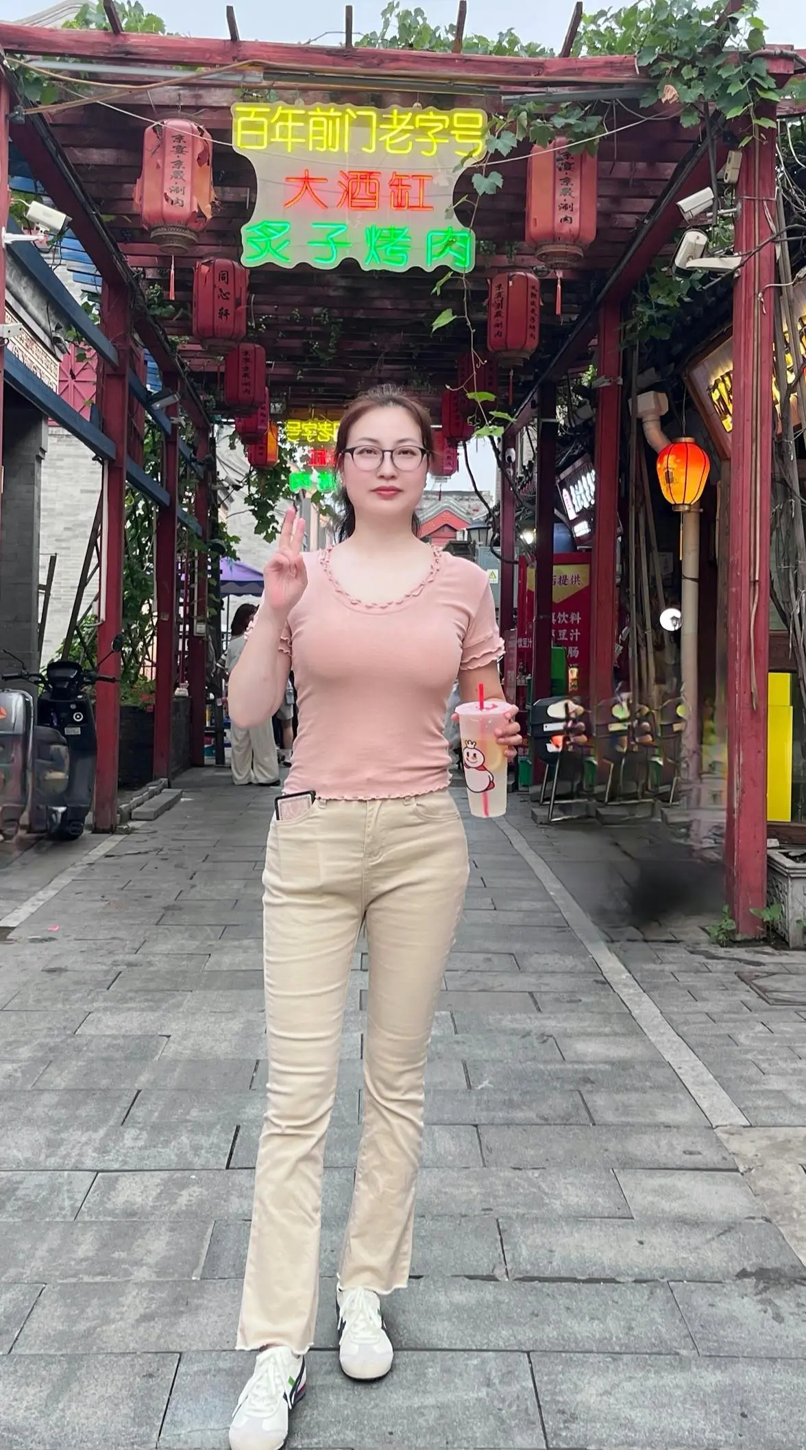 入伏的第一条祝福送给你，祝你“伏"气满满，"伏"星高照，祝大家幸福安康。