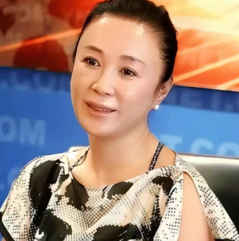 59岁的傅艺伟站在北京公墓里，亲手把儿子的骨灰盒放进墓穴，旁边站着她离异多年的前