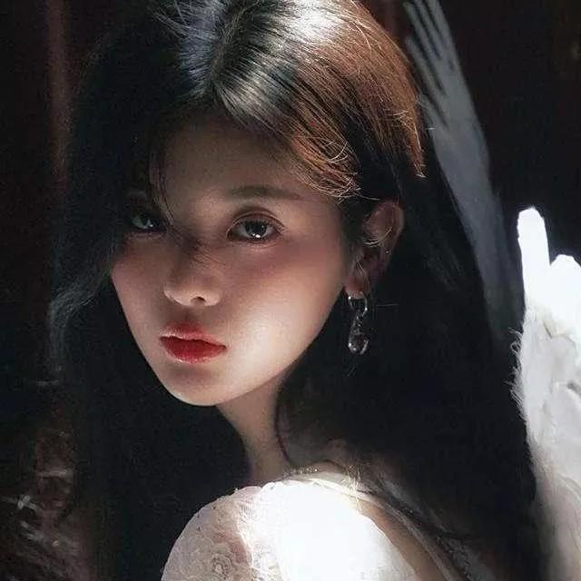 梦幻天使般的红唇仙女，光影交织的唯美瞬间红唇美少女 红唇美人照 大红唇 美女 逆