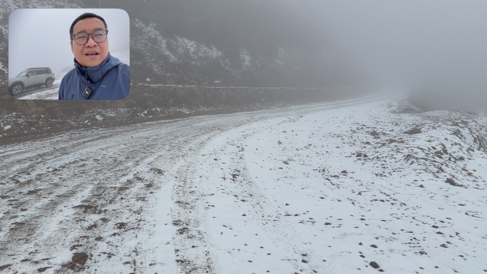 10月就穿羽绒服了麻田岭今天山下风平浪静，山上大雪，不穿羽绒服多少对它有点不尊重