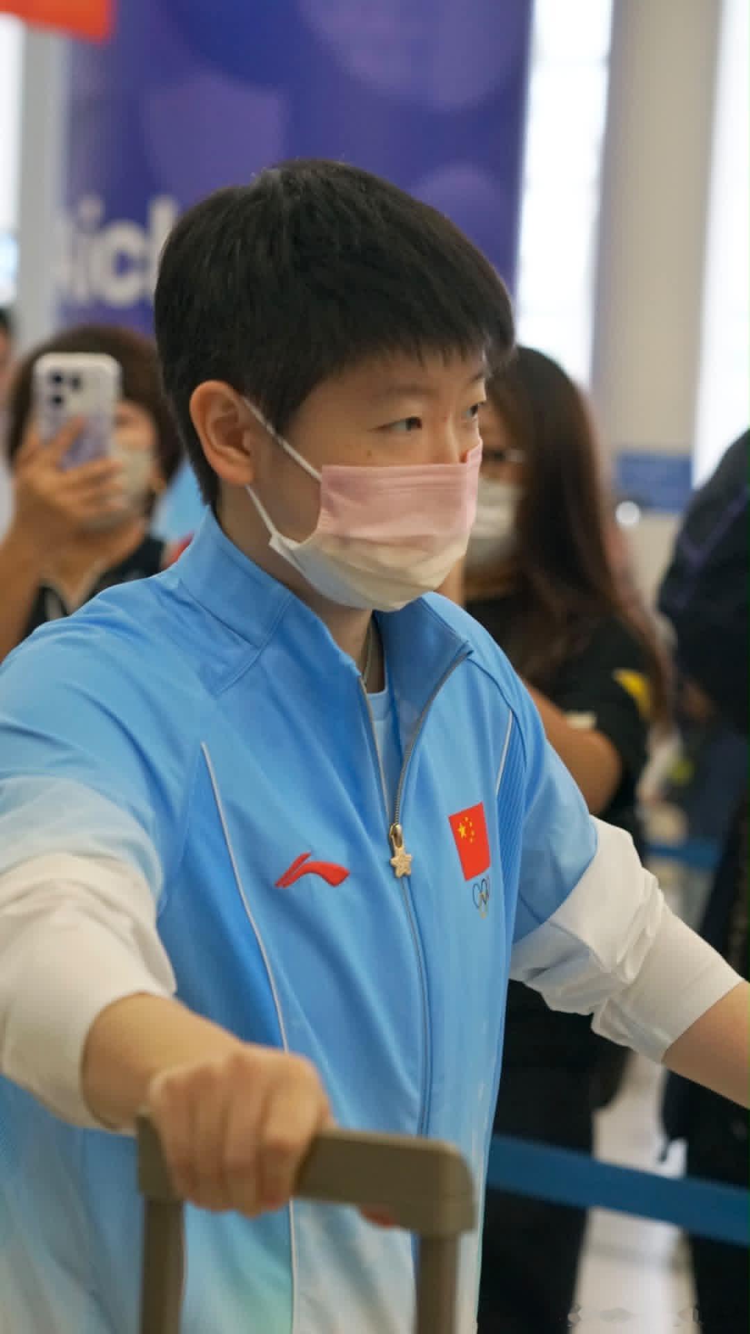 爱尔达娃娃主播拍摄国乒到达照片📷 ​​​