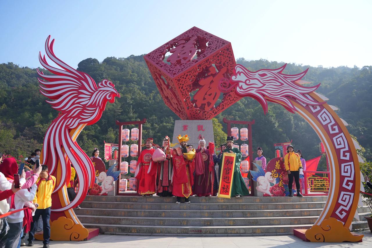 果然，中式浪漫才是yyds，东莞观音山红红火火的氛围简直太有年味啦，还有神仙“下