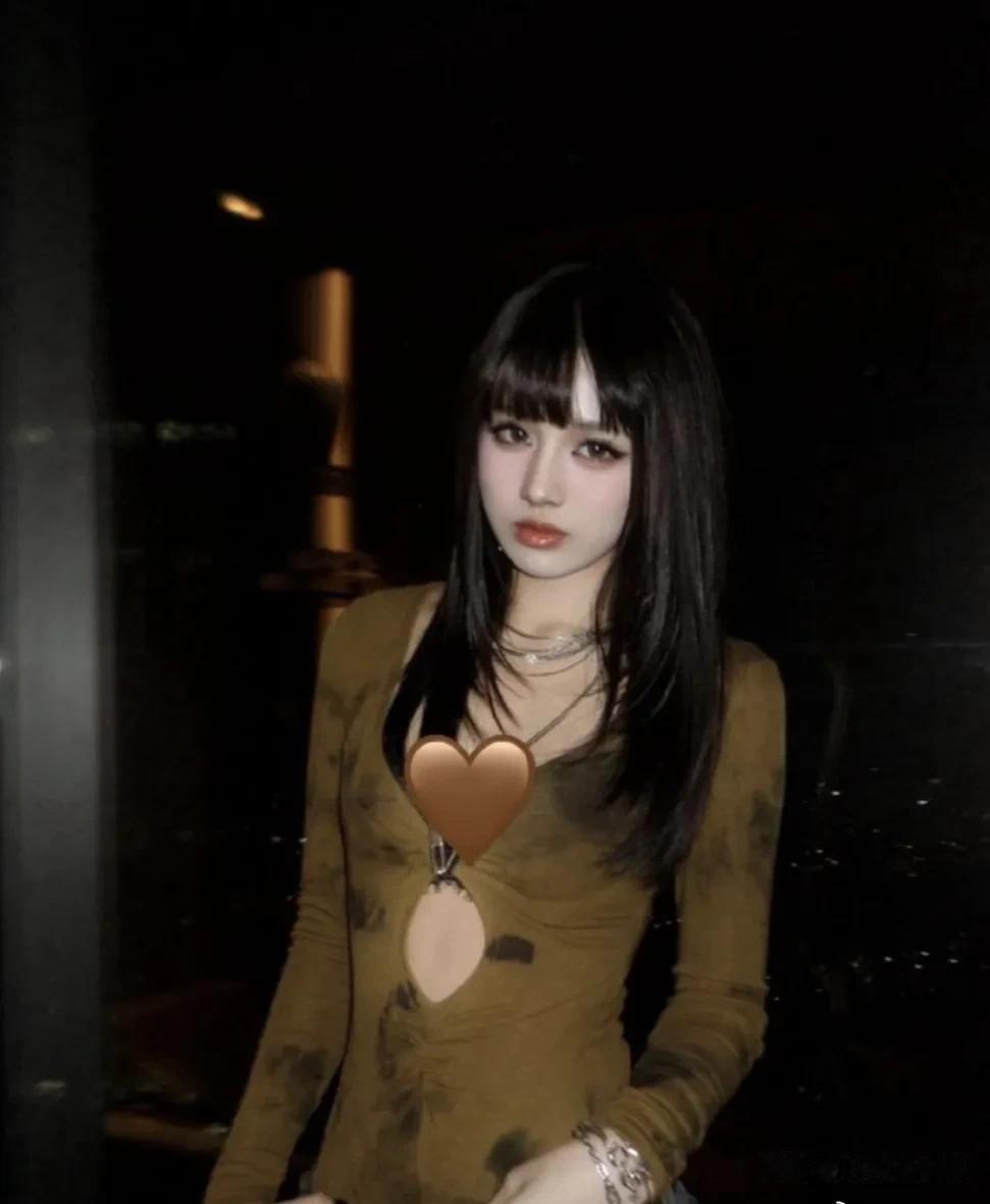 汪峰大女儿小苹果刚刚发布一组近照，妆感浓重，身材纤细，虽然才过18岁，但整个人的