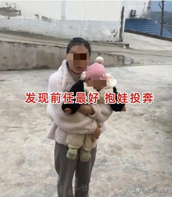 重庆一个女的，离婚后没地儿去，便抱着孩子去找前夫，结果连着敲了3次门，里面就是不