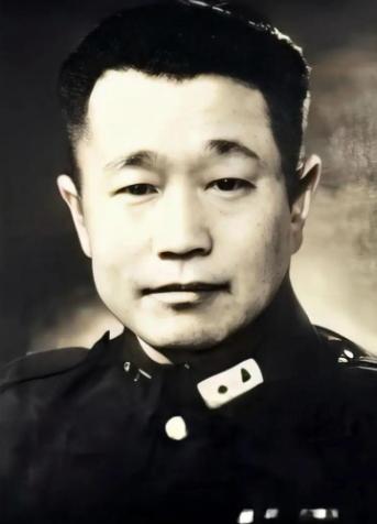 刷到个冷知识，差点给我干懵了。杜聿明，国军悍将，大名鼎鼎吧？他亲弟弟，杜聿德，干