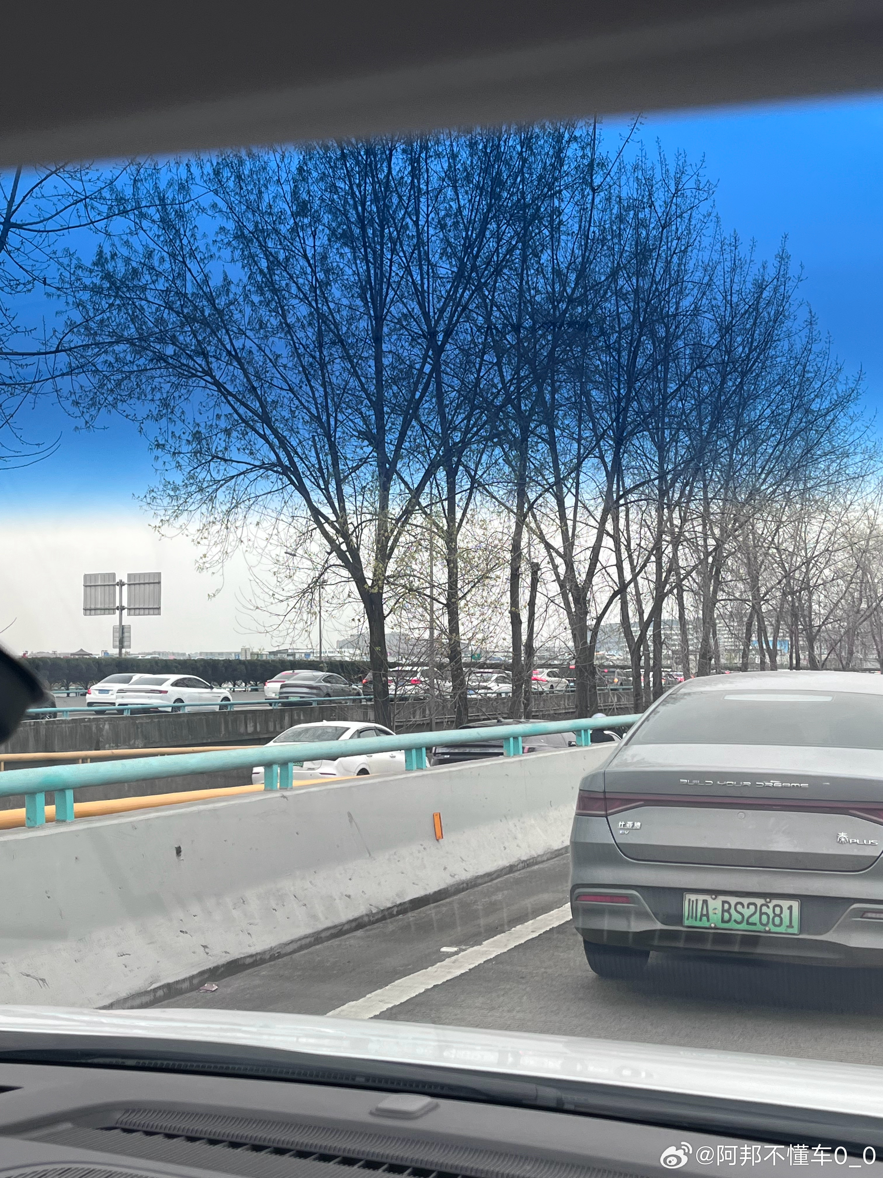 不愧是新一线城市，成都的早高峰完全不输北京，三条车道全部龟速前进 成都