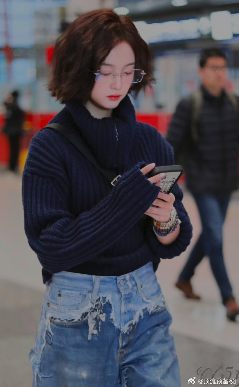 吴宣仪剪了短发哇哦！吴宣仪剪了短发啊！短发➕无框眼镜也太酷了吧，完全就是老公姐！