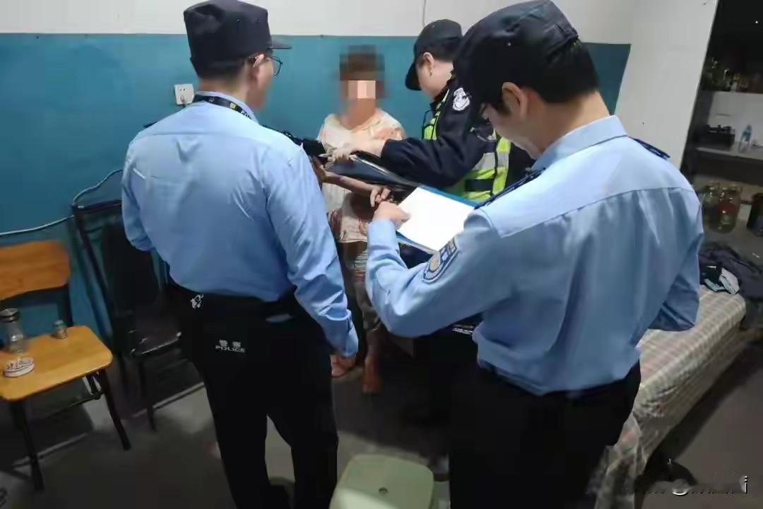 只为几斤免费鸡蛋，女子借出手机二十分钟，银行卡接连被扣25笔钱款
 
贪图街边免