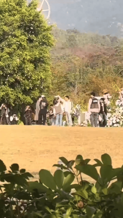 徐志胜追着帮周冬雨挡太阳周五晚高疯 本来就喜欢徐志胜的搞笑，现在发现他还这么暖心