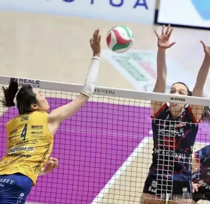 朱婷十九分帮助球队稳住榜首！
在意甲联赛昨天的比赛中
朱婷以十九分的战绩帮助球队