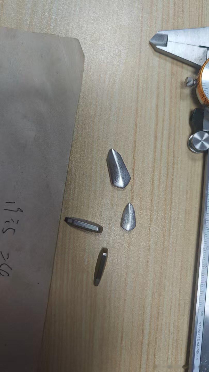 今天把吊坠的大马做好了这个月应该也可以上架了这一整套我努力搞了很久所有的作品全部