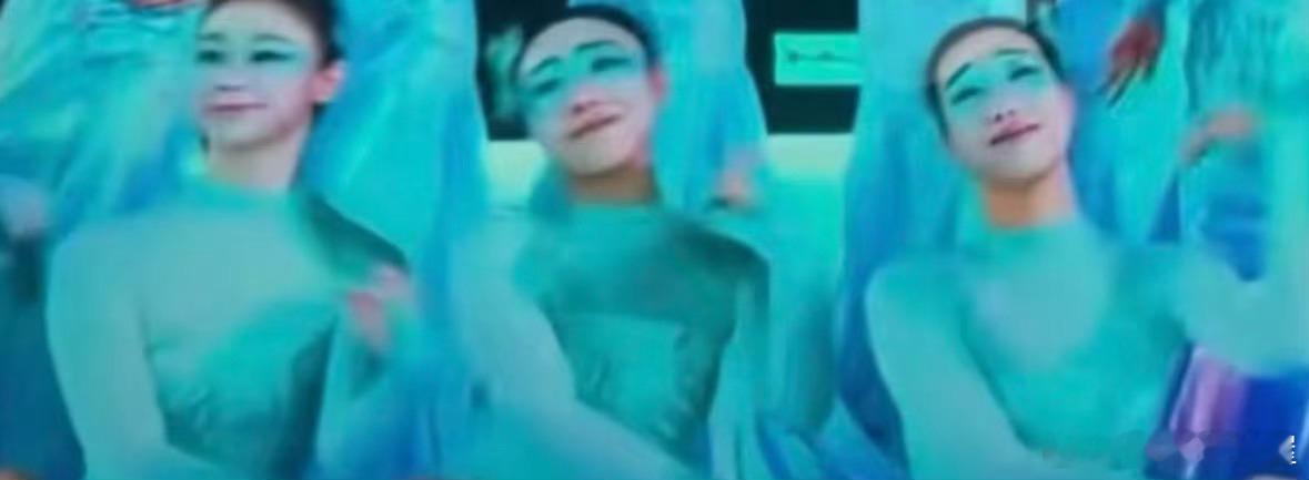 迪丽热巴春晚舞台的伴舞自拍vs舞台灯光怎么能相差这么大 