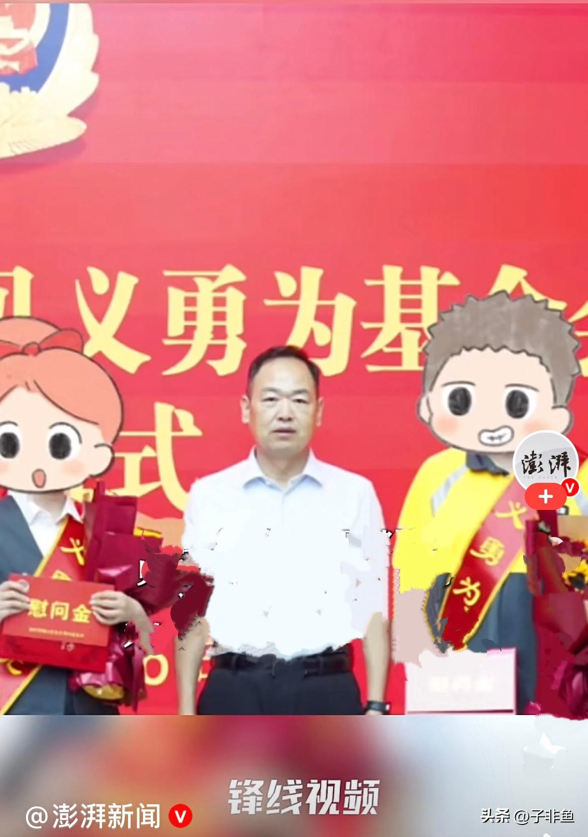 近日，江苏徐州街头，民警在银行门口精准锁定一名电信诈骗嫌疑人，正当警方准备抓捕时