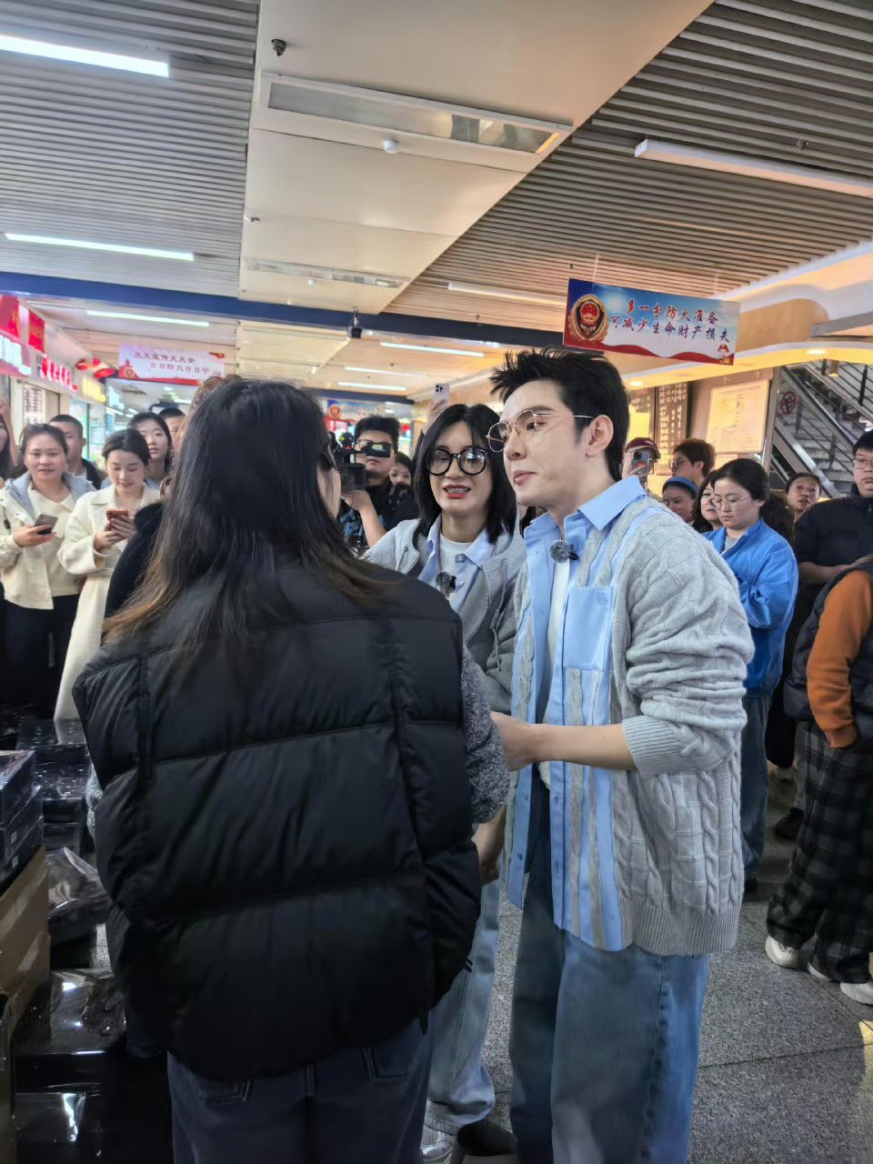 旺旺说把李佳琦全年排满了/李佳琦请假拍综艺谁说李佳琦要缺席直播间了，哥只是抽空去