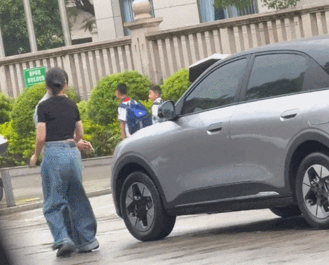 《女子被保安扇脸后续：耳膜穿孔确诊，更多恶行曝光，当地人愤怒发声》

网传掐头去