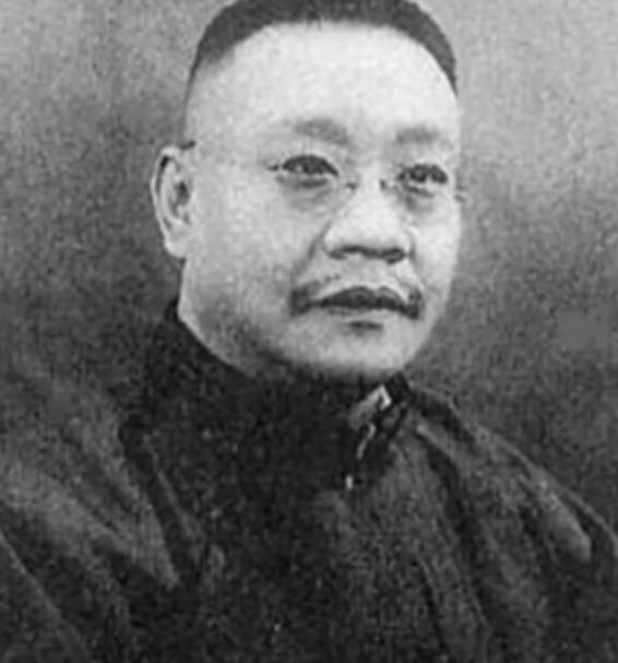 1879年，浙江巡抚谭钟麟喝多了，看府上丫鬟李氏身材婀娜，一时兴起抱回房，事后竟