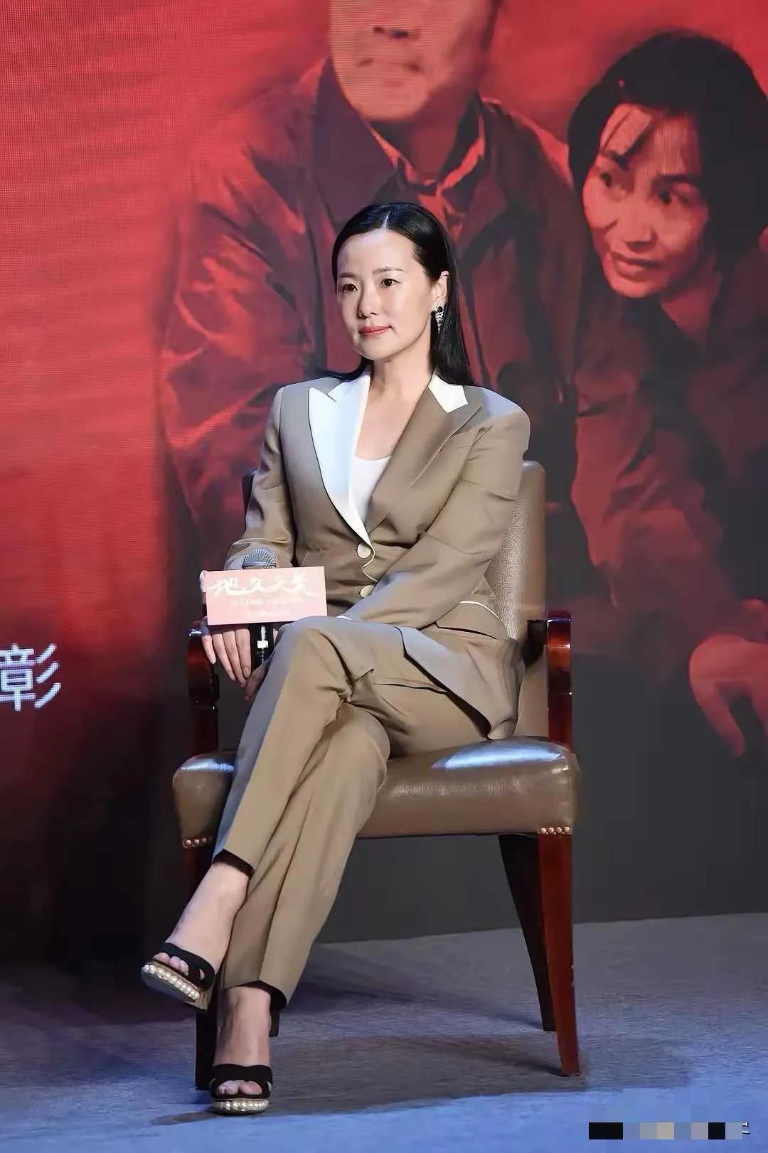 咏梅坐在那里，就是一支寒梅，没有花哨的东西，朴实无华，当一个本分的演员是她的座右