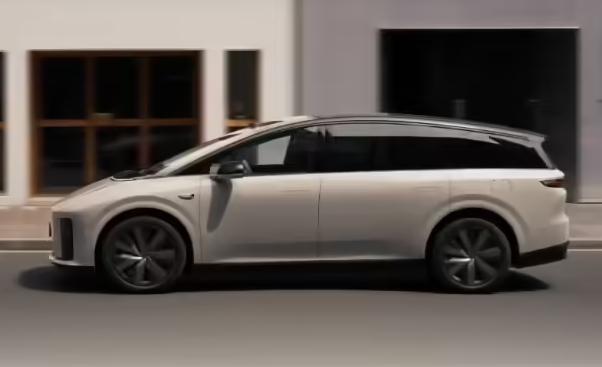 理想汽车这波组织架构大调整，算是把“AI 转型”的底牌彻底亮出来了。

这不只是