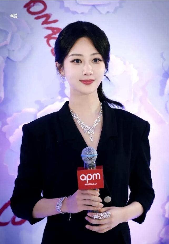 1、杨紫牛骏峰二人是发小不错，但也就仅仅是发小加好朋友，这么多年都没有可能，怎么