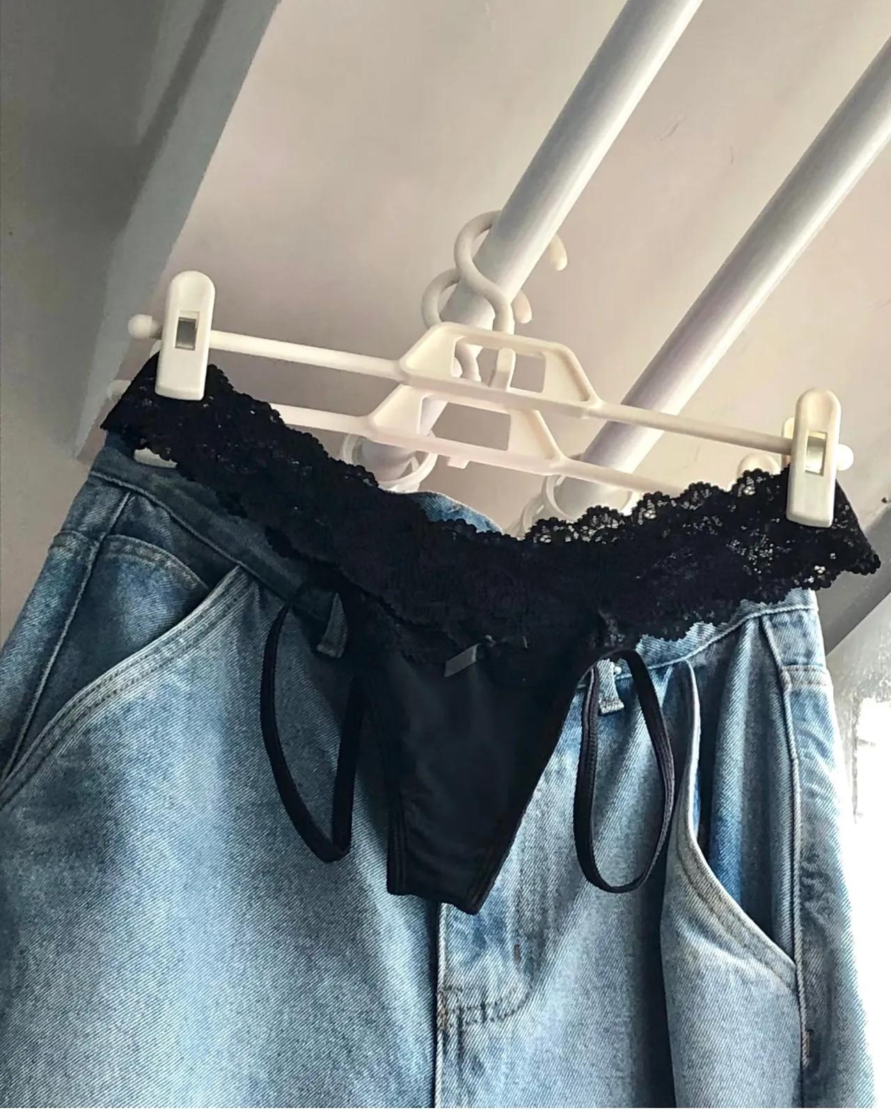 甜美蕾丝内衣搭配牛仔裤，时尚又舒适！