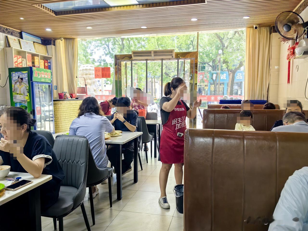 渭南市站北路这家二十年老店家乡饼真是棒棒哒，味道杠杠滴，菜量很大，价格还特别美丽
