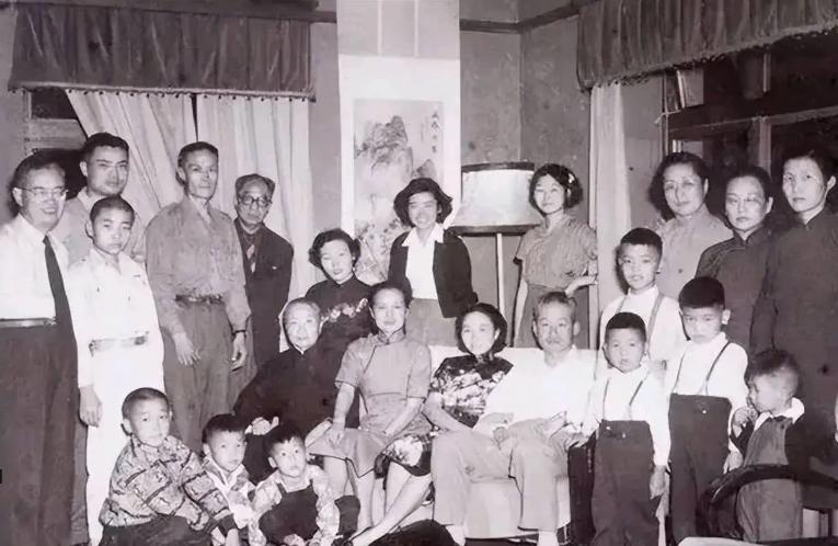 1951年，孙立人脱了衣服上床睡觉，习惯性地搂住老婆，却发现手感不对劲，他一怔，