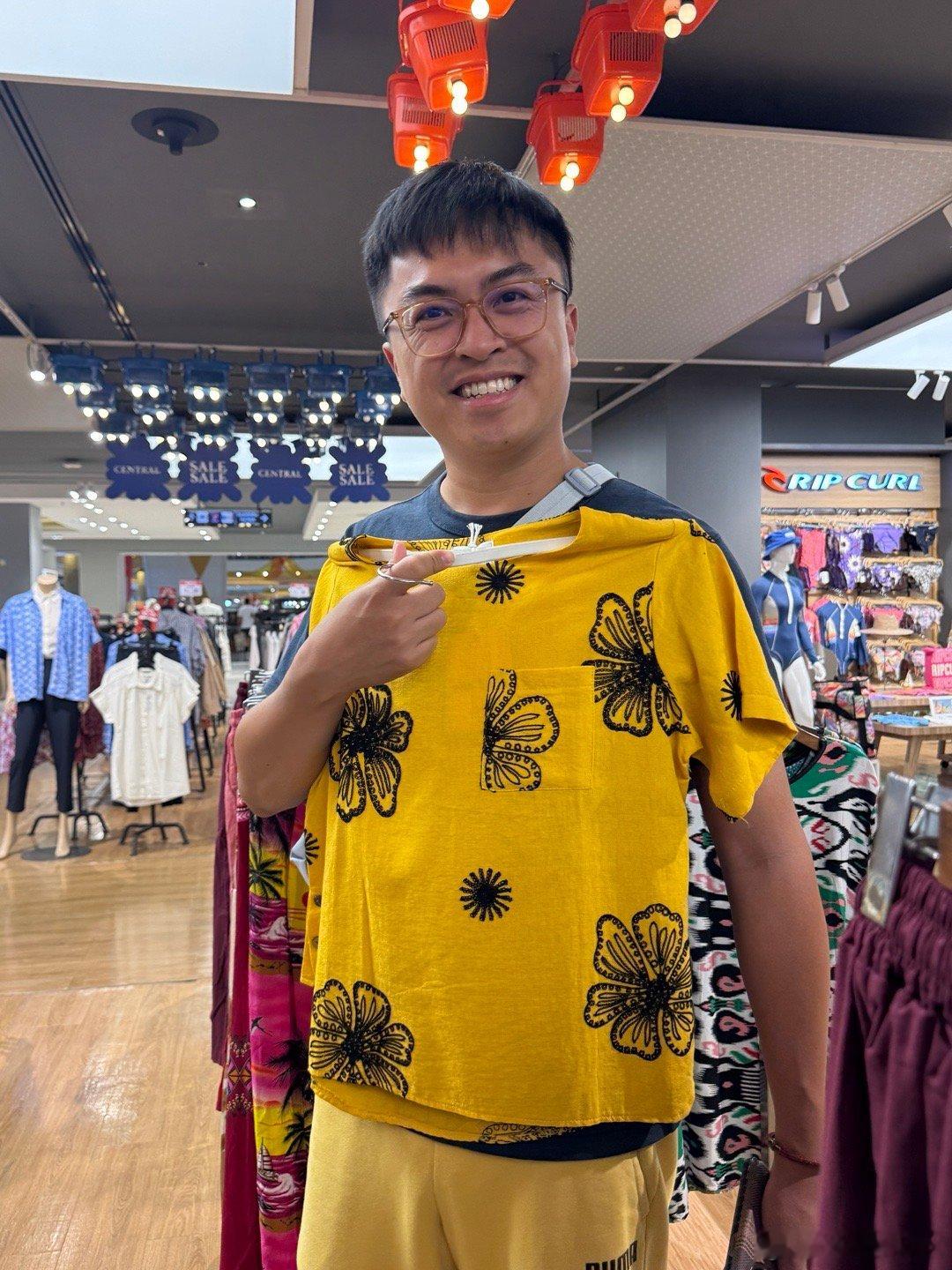 我想买一件新衣服👕同事态度就很积极迅速给我选了一堆本地衣服可惜没有合适的风格[