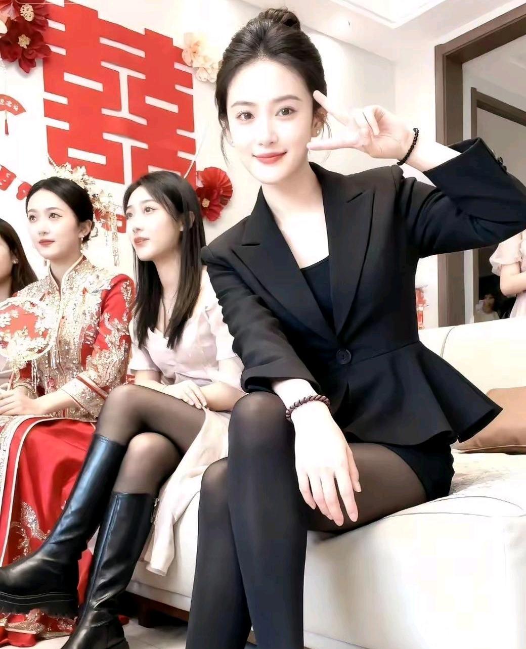 不是，这闺蜜是来砸场子的吧？
人家新娘大婚，大红，很喜庆
闺蜜却穿着大黑+黑丝？