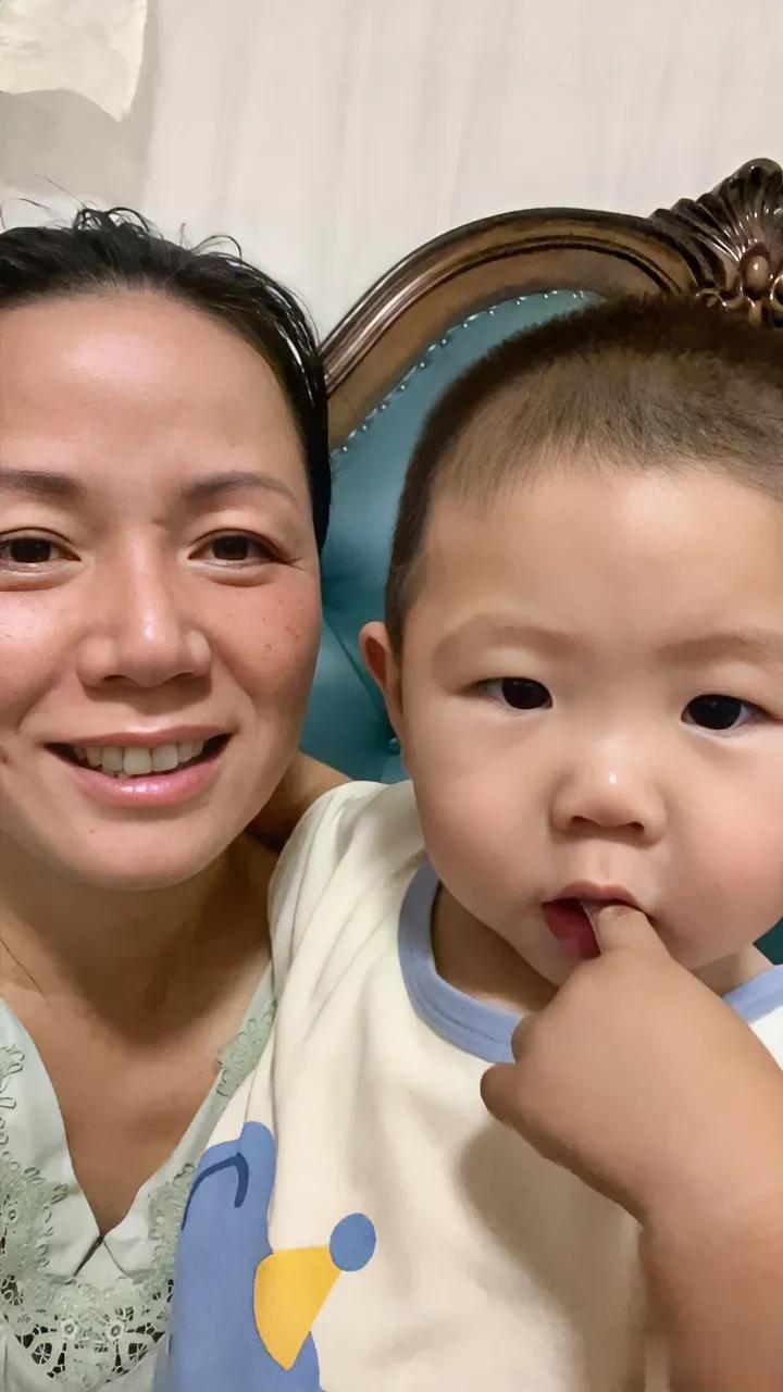 突然就生病了，一天都不敢亲儿子，幸好他依然如老虎般虎虎生虎，精力旺盛。
    