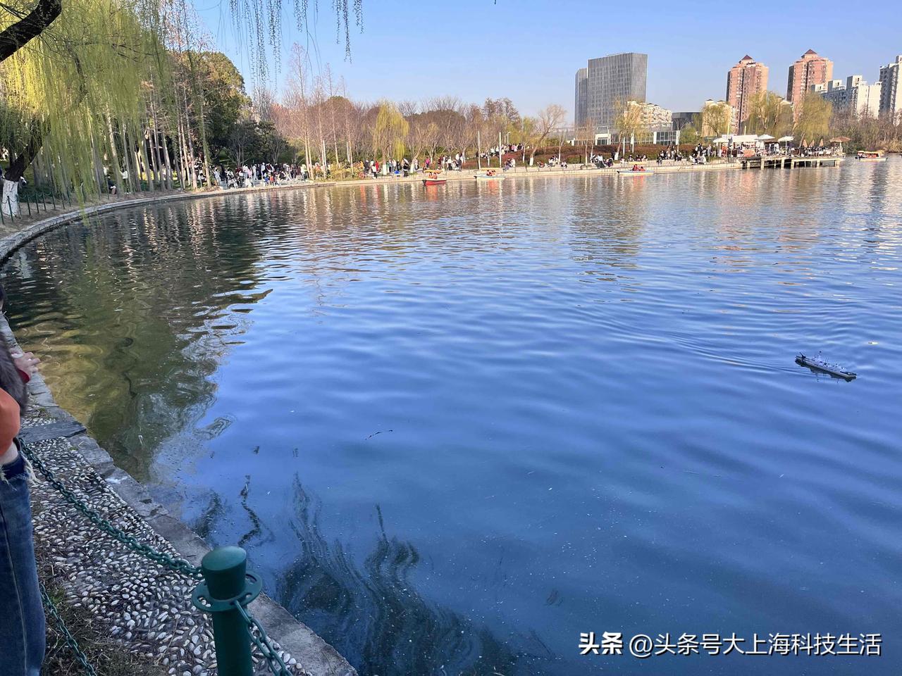 在小区停车，保安指挥，我一不小心差点碰到前面的车。我下车，保安埋怨我：你当心点好