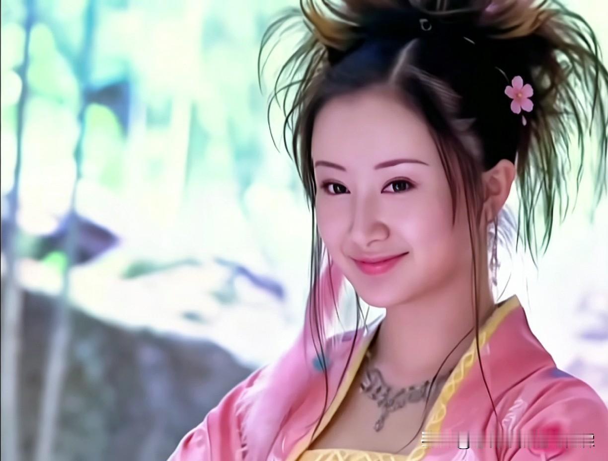 小玉的六套服装和发型，你们喜欢哪套?

第一套粉衣很漂亮，就是爆炸头不咋样!要不