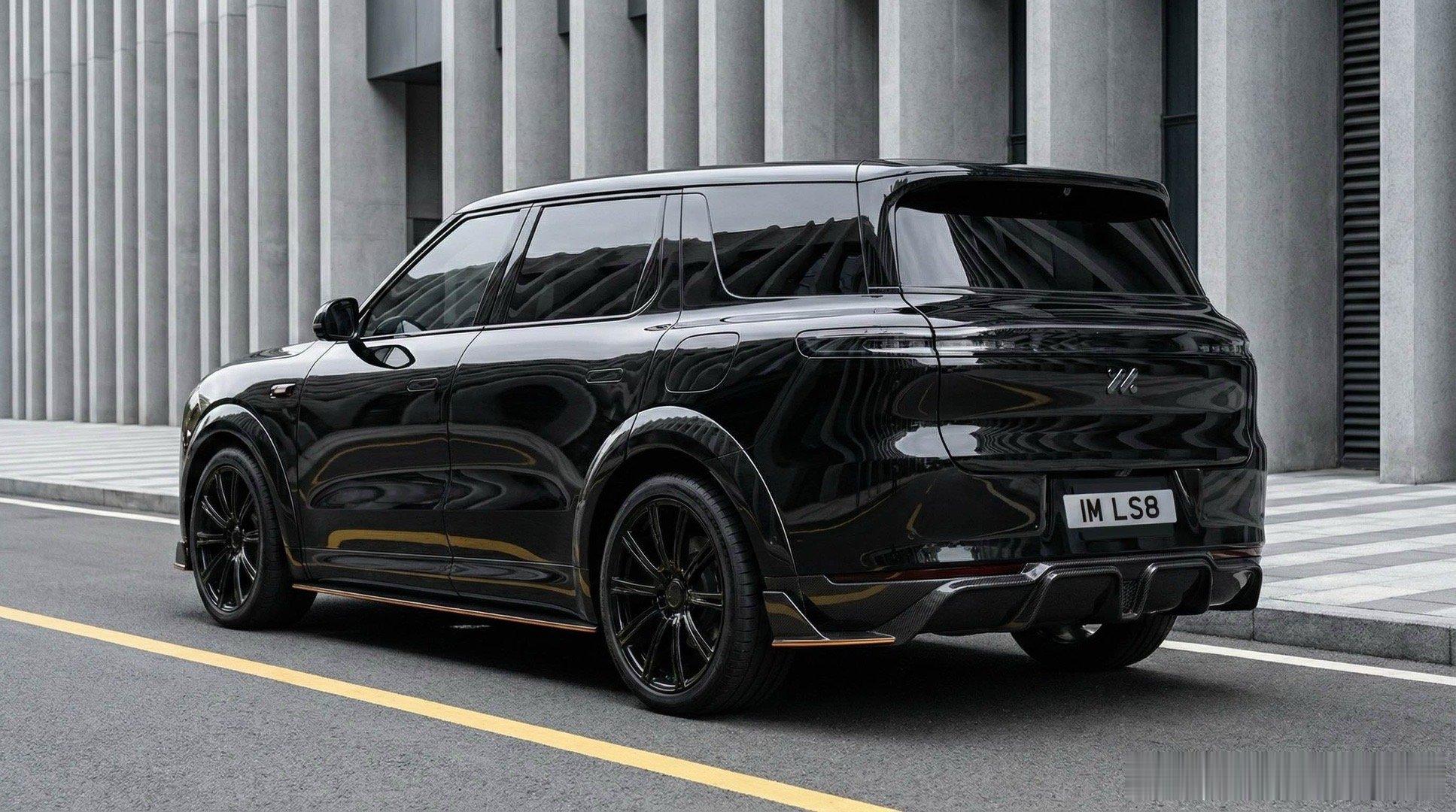 偶然刷到智己LS8的图片好帅！车身线条硬朗，方正轮廓里藏着满满的气场，这颜值真的