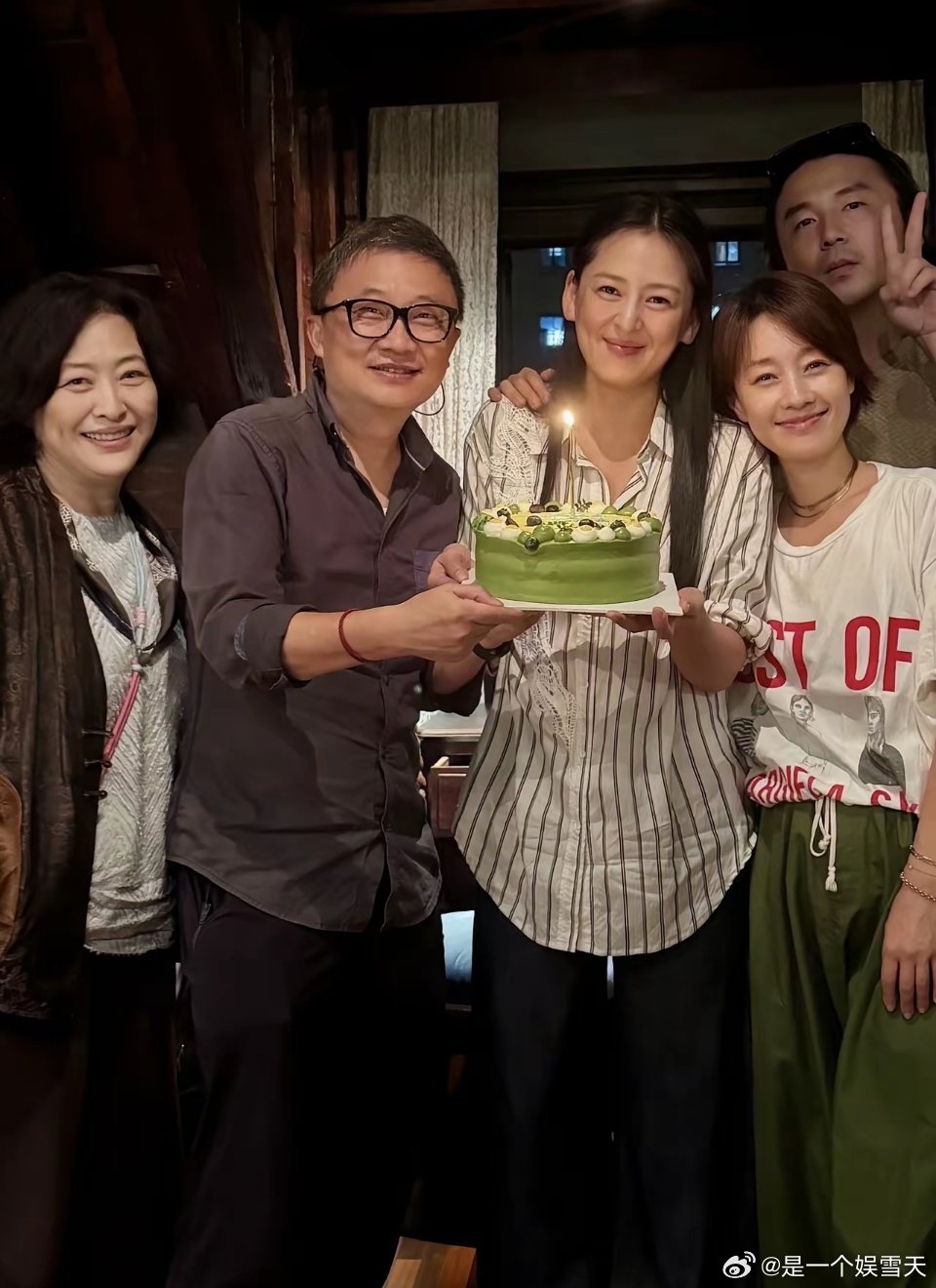 《我的前半生》剧组重聚！合照曝光马伊琍又美又飒，雷佳音发福了，许睇私下里好年轻。