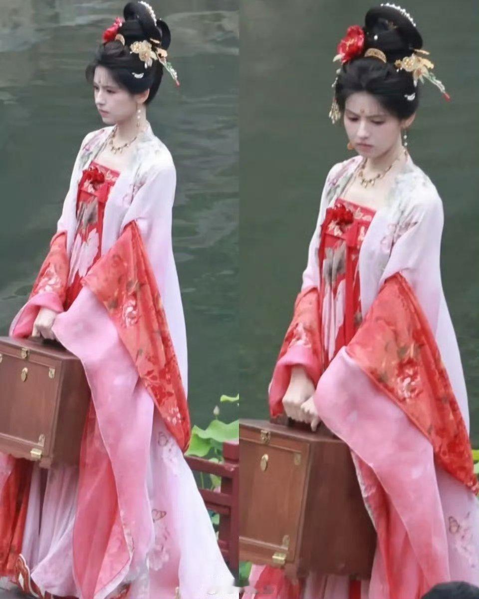 王楚然、鹤男、鞠婧祎是同一个造型师吗？感觉一模一样 ​ ​​​