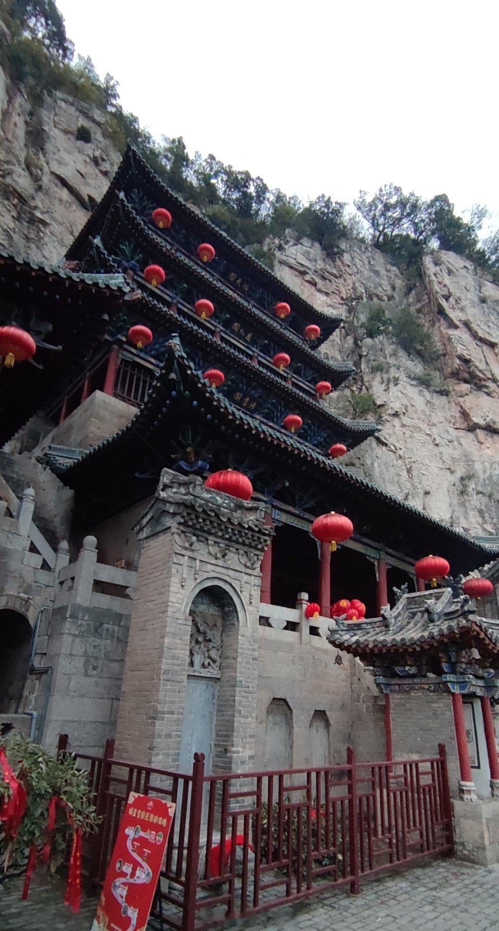 邯郸涉县娲皇宫依山而建的女娲崇拜建筑，图二可见建筑背后与崖壁间的连接。有两个都仅