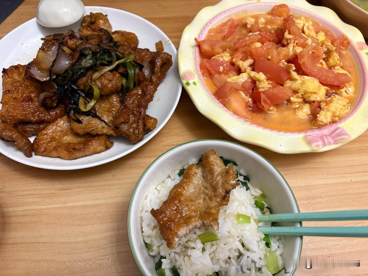 男朋友不等我吃饭该生气吗
我比较喜欢做饭，今天晚上忙叨了差不多两个小时做了两菜一