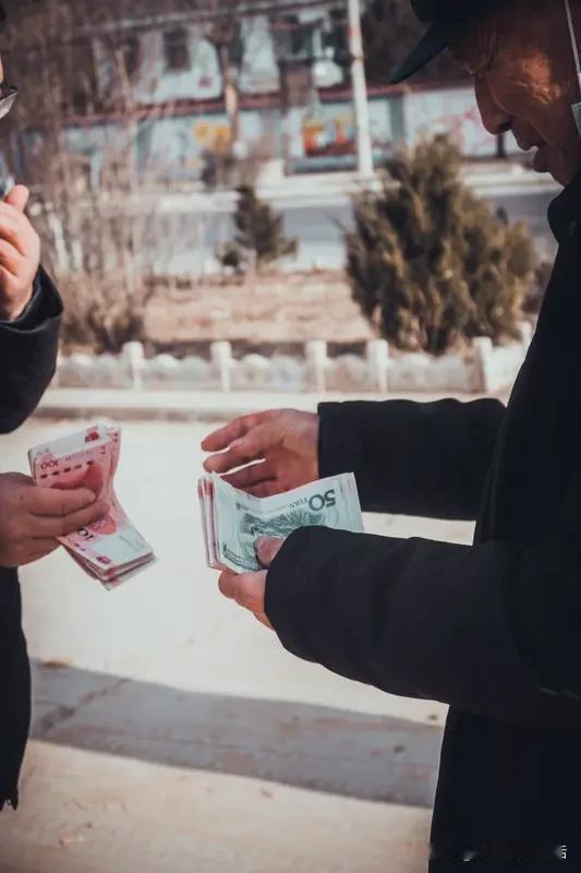 得学会分辨人情往来中的真心与假意，和人保持合适的距离，这是保护自己的重要方式。