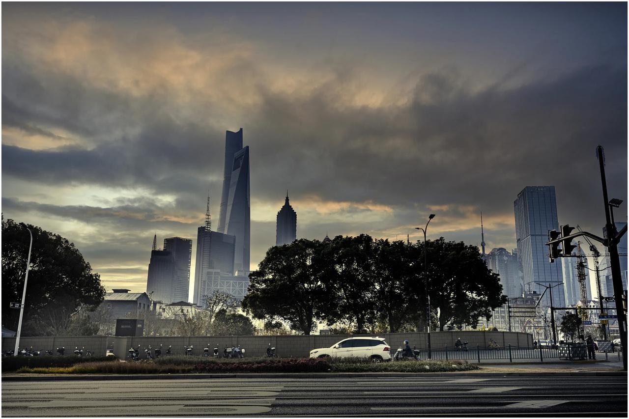 雾天之城
————（诗）
朝不见日晚遮慕，
此帐挡目几时休。
待的天成寒风来，