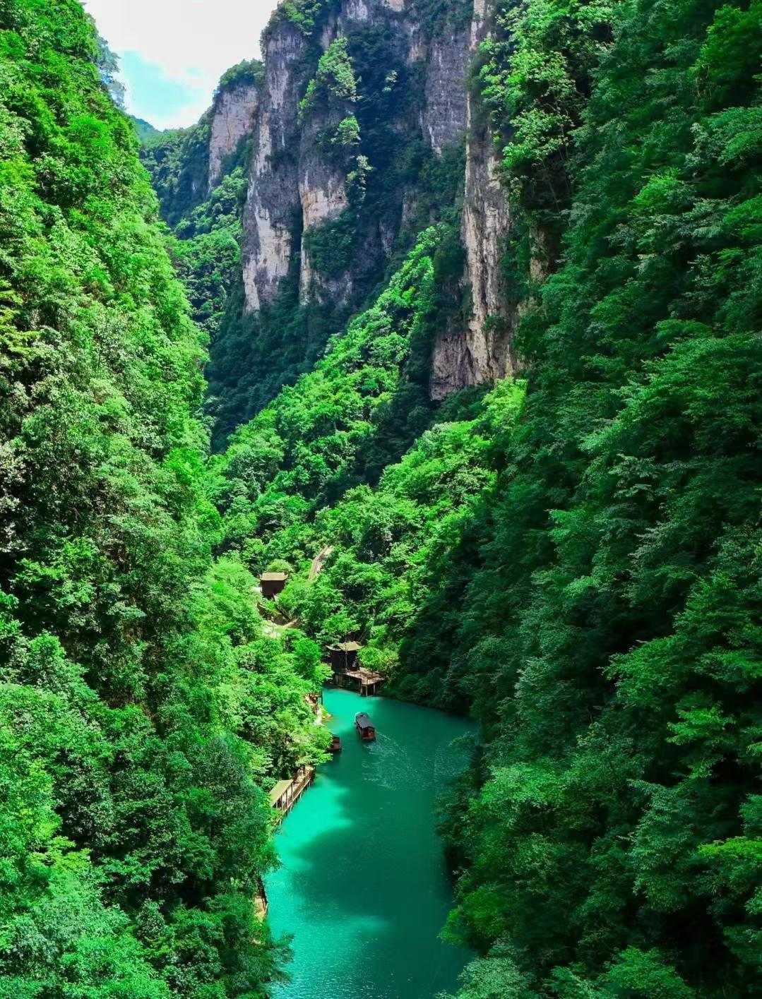 穿越碧绿峡谷，探秘自然奇观！🌿💙