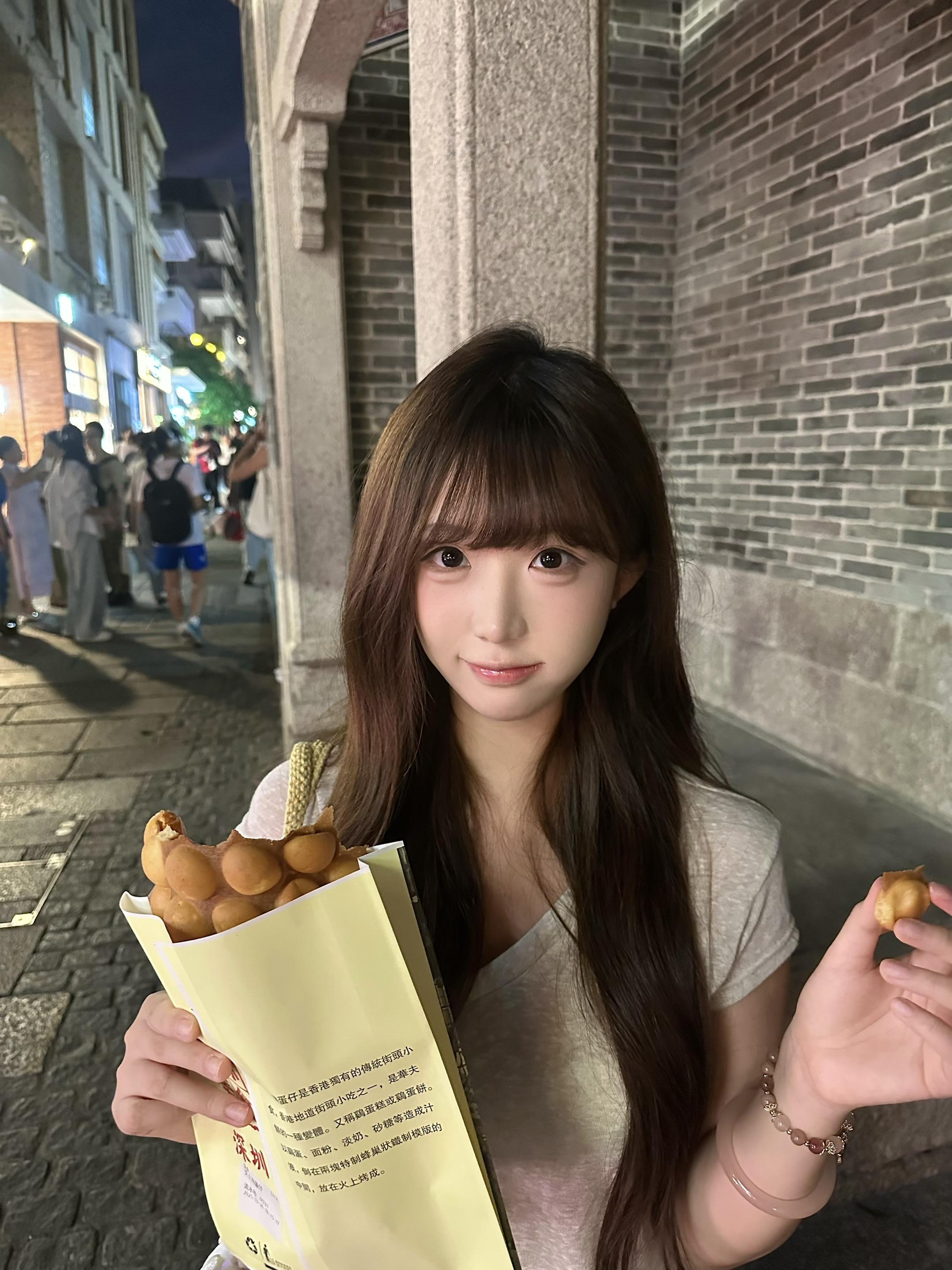 有人在你吃路边摊时随手拍下你可爱的样子 有人不论你说多少次也不会主动记录你一次