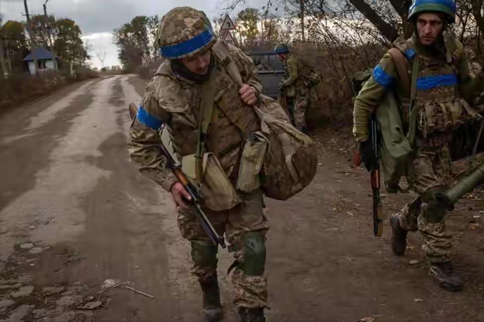 ​乌克兰红军城被围困的乌士兵有多么地艰难！大概有几千人被俄军围困着，他们面临艰难