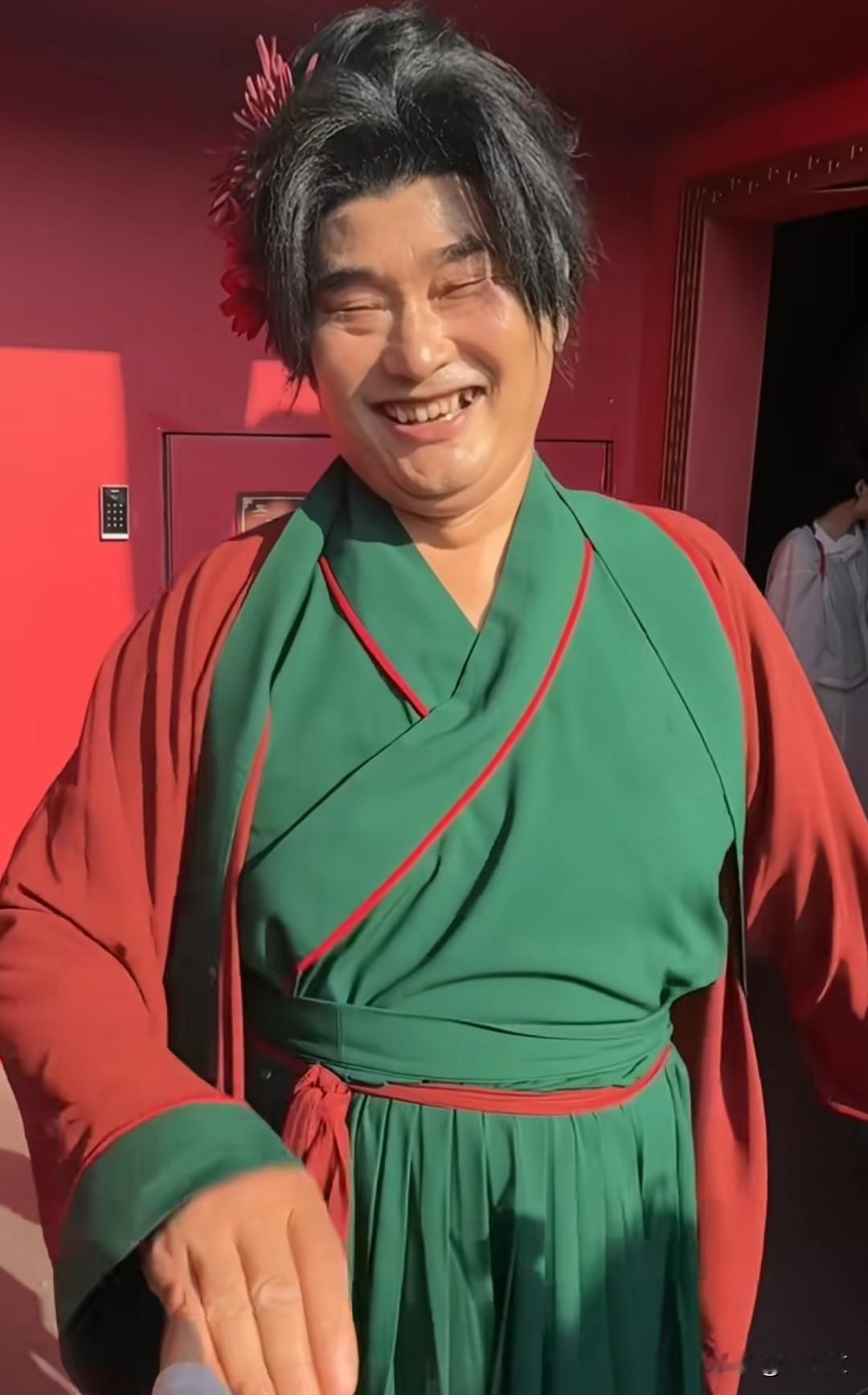 我把大衣哥看成媒婆了[捂脸]