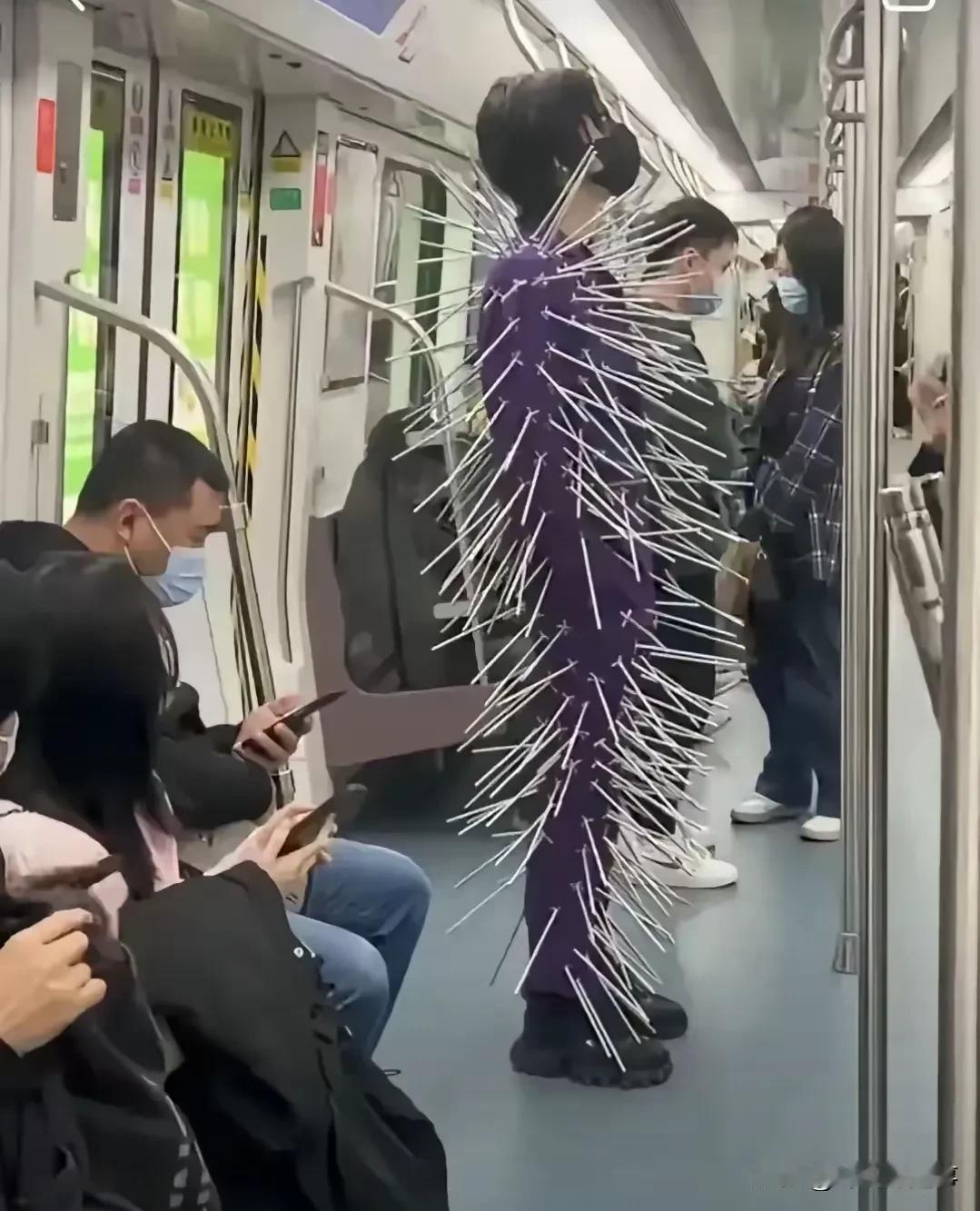 帅哥你这身衣服也太搞怪了吧
看到这人穿的如此怪异我有几个问题搞不懂。
①这哥们儿
