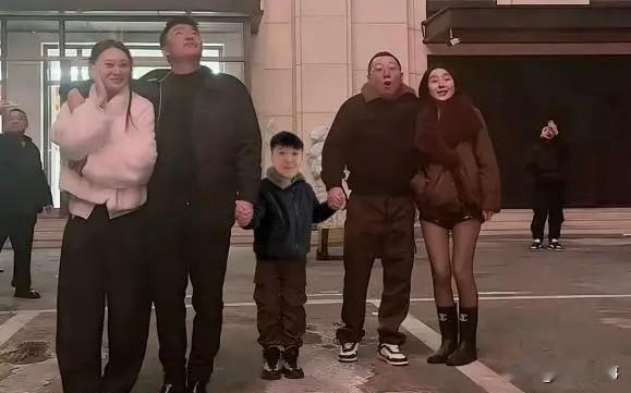 跨年夜当晚刘一手、王小源互搂对方媳妇，中间矮个头的背影本是刘一手媳妇，却被网友整