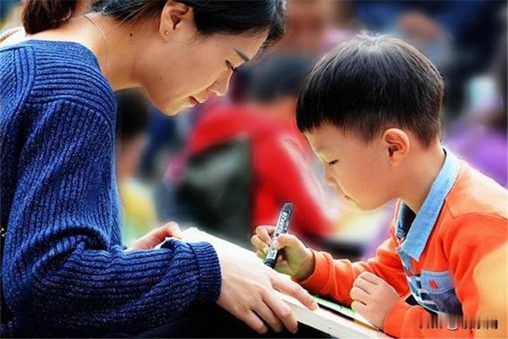 邻居家孩子父母从不辅导作业、不报补习班，孩子却年年第一名呢？我这一天费尽心思坐在