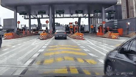 [胡瓜]上海，一男子开车准备过高速收费口时，一辆私家车突然插队想蹭ETC。男子果