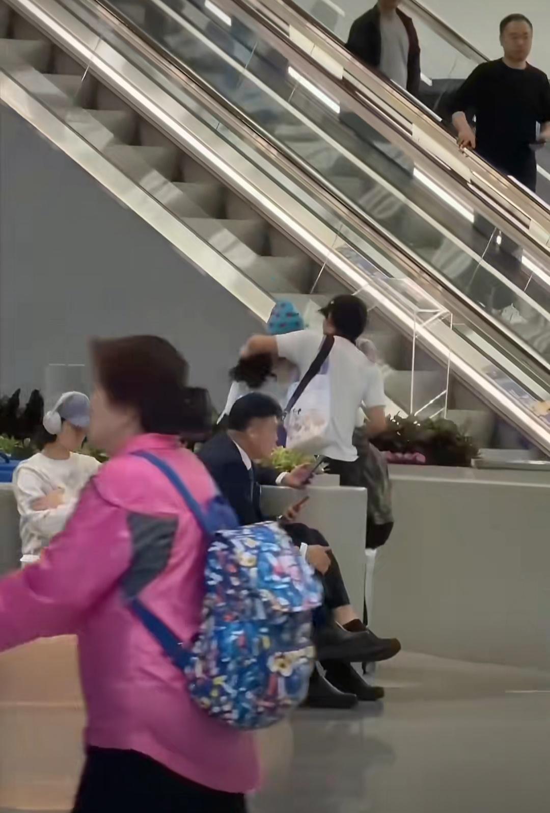 女人最大的依靠其实不是男人，张柏芝用多年的辛苦和坚韧把三个儿子培养成了她最坚硬的